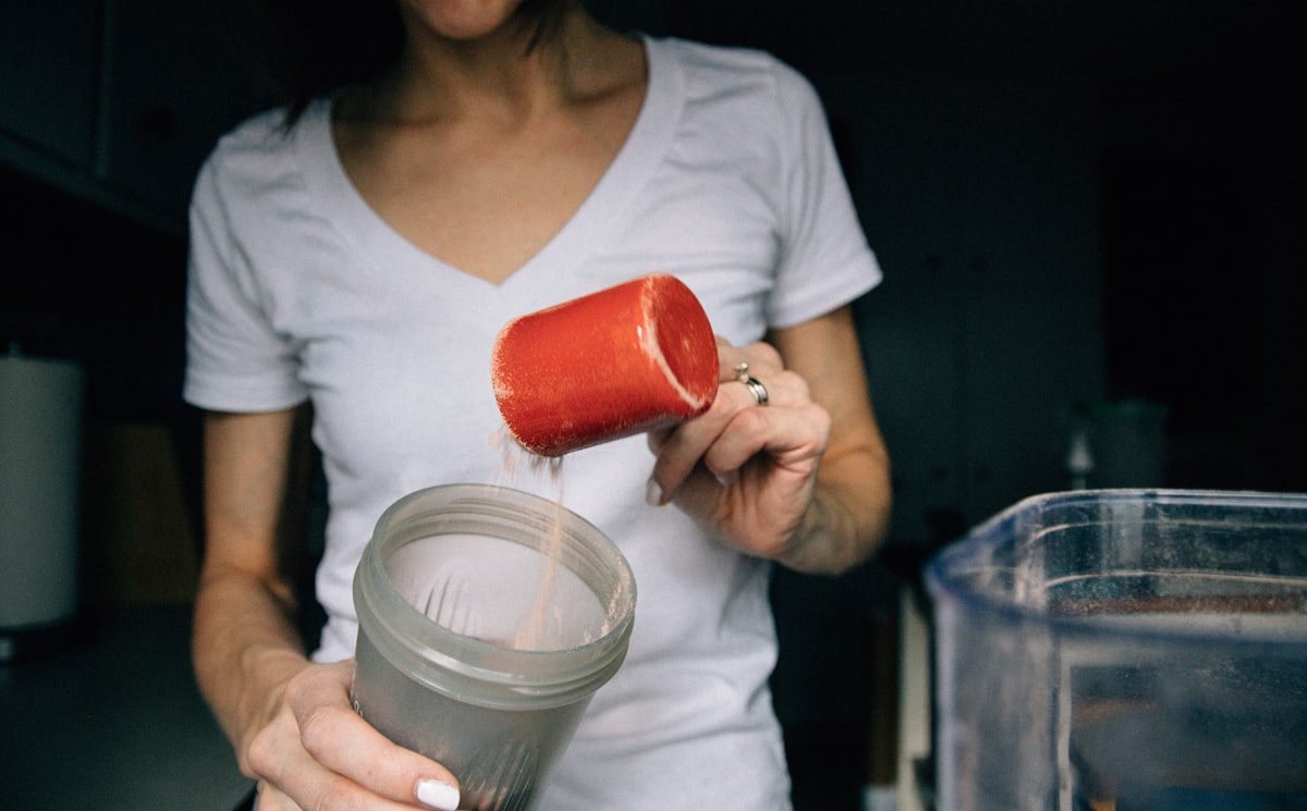 Repas sportif équilibré avec protéines, glucides et lipides